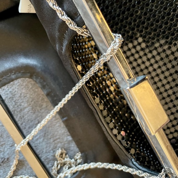 Cute clutch or shoulder bag in shiny black with a metallic strap - Picture 3 of 4